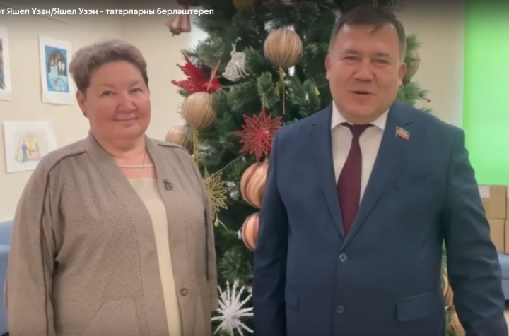 Ренат Мистахов Осиновоның В.В. Карпов исемендәге лицеенда бүләкләр таратты
