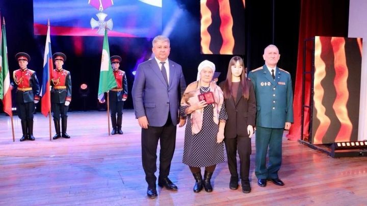 Махсус хәрби операциядә һәлак булган сугышчыларның гаиләләренә Батырлык ордены тапшырылды