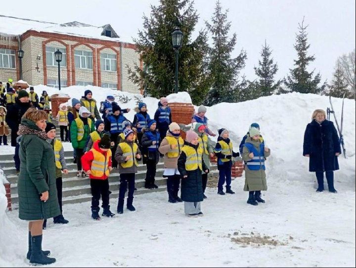 Норлат урта гомуми белем бирү мәктәбе укучылары «Күренеп тор» («Стань заметнее») акциясендә катнашты