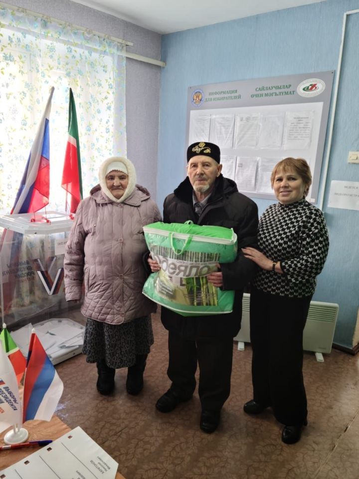Татар Наратлысы авылында яшәүче Гайнуллиннар гаиләсе сайлауга ничек матур итеп парлашып килгән