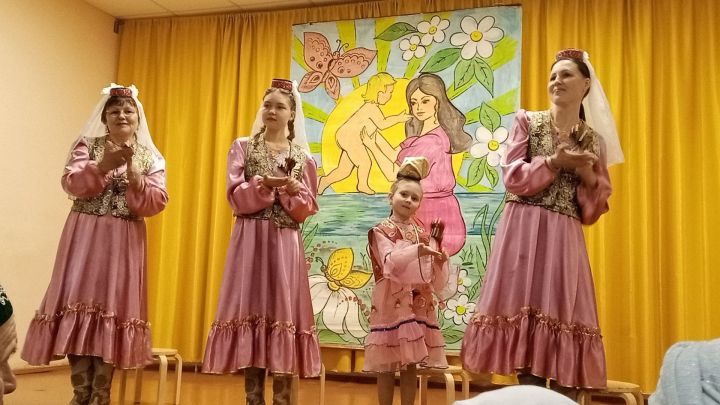 Килегез әле Бакырчыга, күрегез әле, ничек күркәм яшиләр!