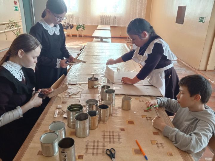 Акъегет мәктәбе укучылары, укытучылар коллективы, мәдәният йорты хезмәткәрләре тырышлыгы белән махсус хәрби операция зонасында булган егетләребезгә, окоп шәмнәре ясады