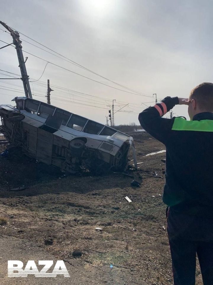 Поезд автобусны бәрдергән: сигез кеше һәлак булган