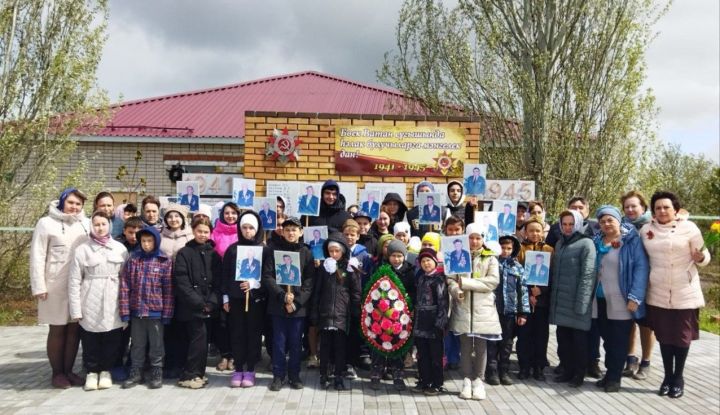 Илебездә 9 Майдан да дулкынландыргыч бәйрәм юк. Бу – бөек бәйрәм генә түгел, батырлык, фидакарьлек үрнәге күрсәтеп, югалтулар бәрабәренә җиңү яулаучыларны искә алу көне дә