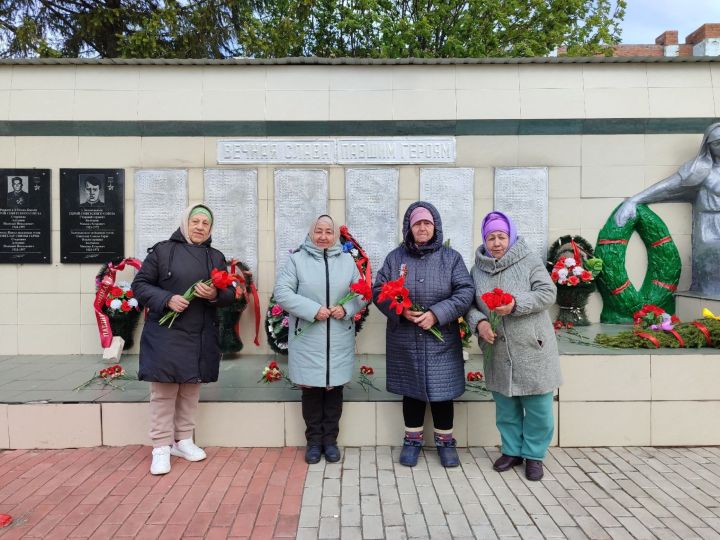 Шушы якты, матур вакытта яшәүебез өчен, Бөек Ватан сугышында катнашкан ветераннарыбызга олы рәхмәтебезне белдерәбез