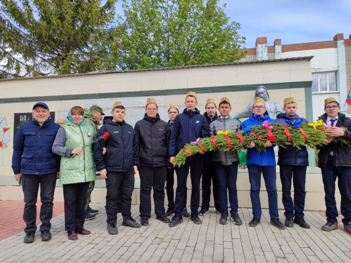 Шушы якты, матур вакытта яшәүебез өчен, Бөек Ватан сугышында катнашкан ветераннарыбызга олы рәхмәтебезне белдерәбез