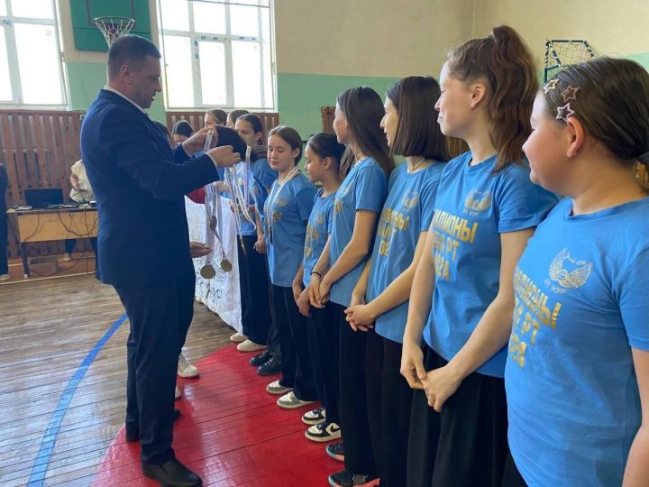 ЧЕМПИОННАРНЫ ХӨРМӘТЛӘДЕЛӘР