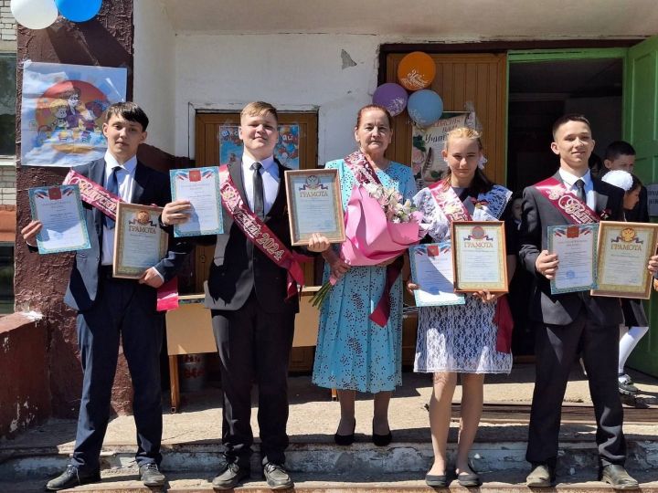 Мулла Иле мәктәбен быел 4 укучы – 1 кыз һәм 3 егет тәмамлады, алар өчен кыңгырау соңгы тапкыр чыңлады