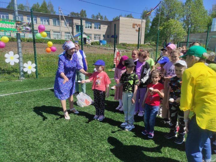 Традициягә тугры калып, быел да беренчеләрдән булып Бишнә авылында балалар Сабан туе үткәрелде