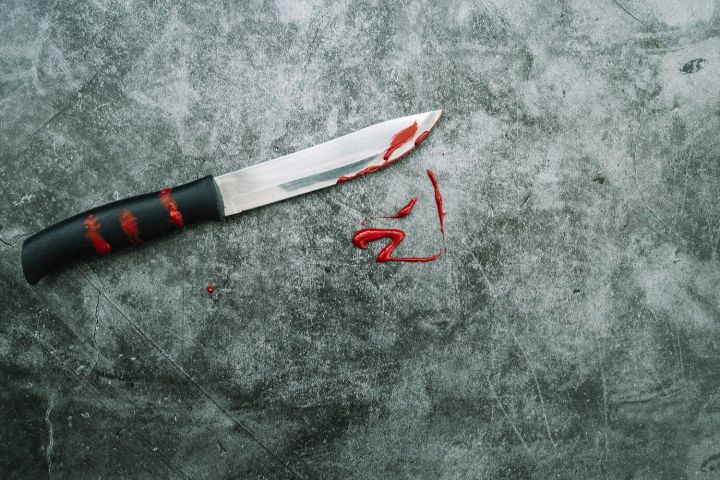 Яшел Үзән районында коточкыч хәл... 16 яшьлек яшүсмернең күкрәгенә пычак кадалган, 20 яшьлек кыз кыйнаудан баш мие селкенгән...