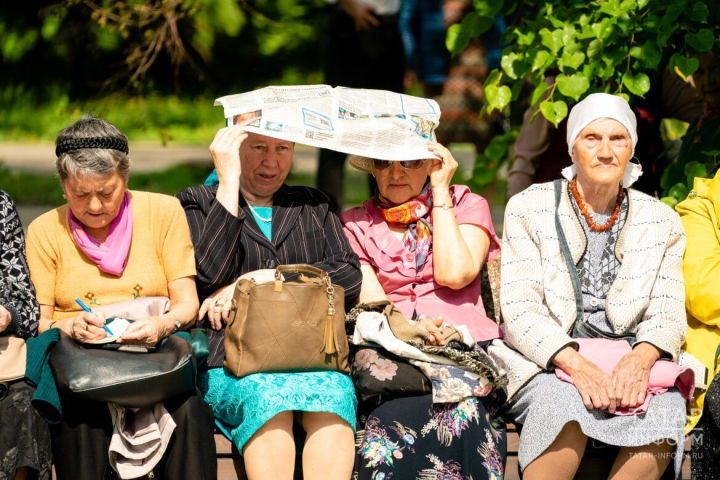 «В группе риска пожилые люди и дети»: врачи объяснили, как татарстанцам спасаться в жару