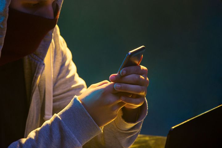 Яшел Үзән полиция хезмәткәрләре кәрәзле телефоннар талаучыларны тоткарлый