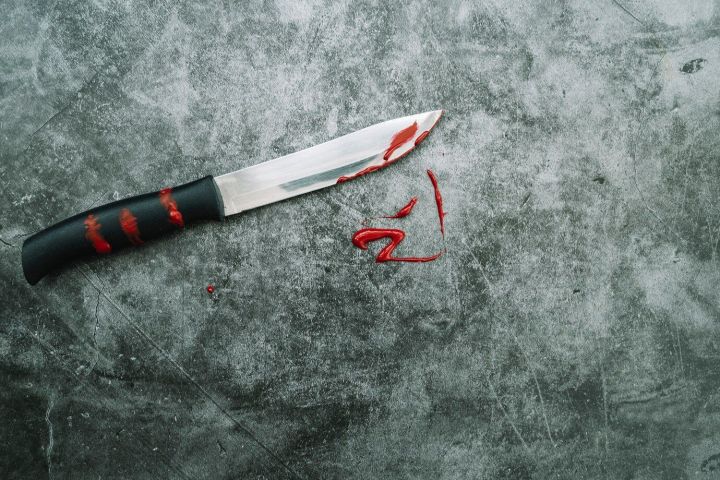 Яшел Үзәндә 32 яшьлек ирнең күкрәгенә, муенына пычак кадаганнар