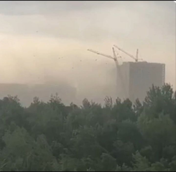 Көчле җил аркасында кран ауган һәм хатын-кыз һәлак булган