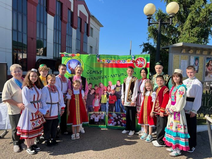 Норлат авылында тәрбиягә күп бала алган Миңнуллина-Латыйповлар Питрәчтә «Гаилә елы»на багышланган август конференциясендә катнашкан