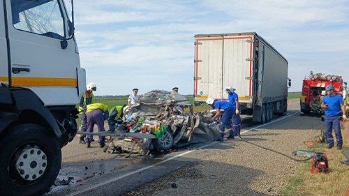 Ике йөк машинасы арасында кысылып калган автомобильдә 3 балалы гаилә һәлак булган