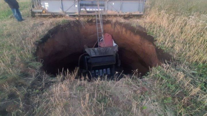 Комбайн кырда убылган җиргә килеп төшкән