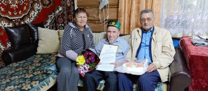 Гаделҗан абый Хәсәнов 90 яше тулу уңаеннан котлаулар кабул итә