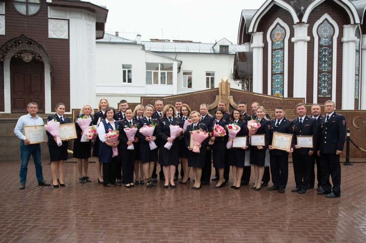 Полиция хезмәткәрләре көне белән!