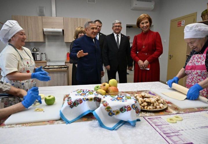 Рөстәм Миңнеханов Яшел Үзәннең картлар һәм инвалидлар интернат-йортына килде