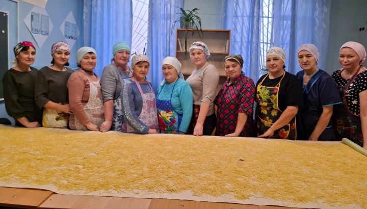 Акъегет мәктәбе укытучылары МХО сугышчылары өчен токмач кисте