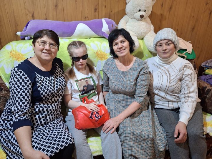 Мулла Иле мәдәният йорты һәм китапханә хезмәткәрләре мөмкинлекләре чикле булган авылдашларына күчтәнәчләр тапшырды