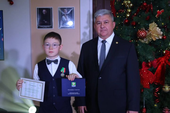 Талантлы укучыларыбызга «Галим Каюм Насыйриның тууына 200 ел» юбилей медален тапшырдылар