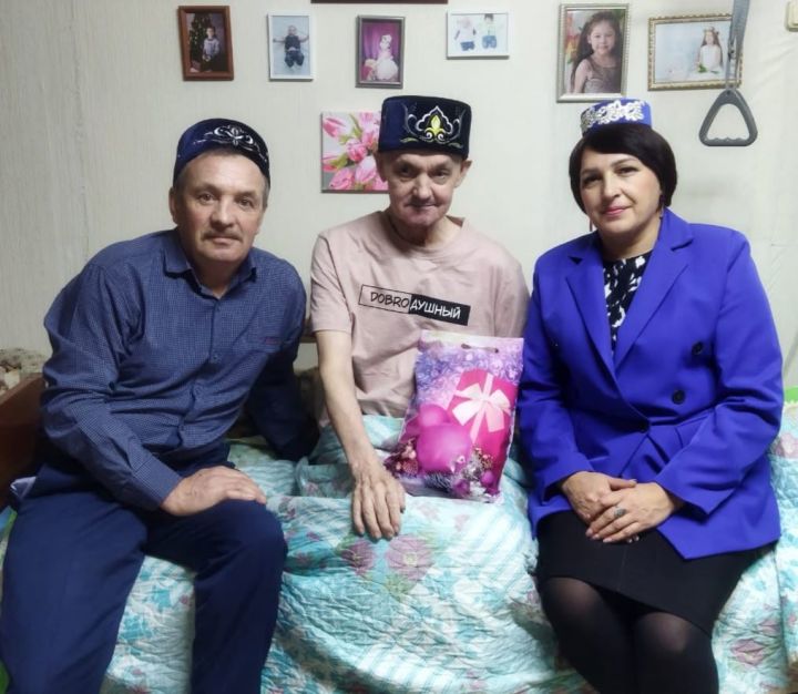 Акъегет авылында физик мөмкинлекләре чикле авылдашларның күңелен күргәннәр