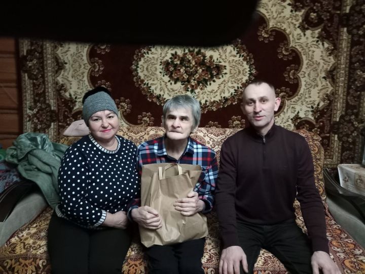 Олы ачасырлылар физик мөмкинлеге чикләнгән авылдашларына бүләкләр тапшырды