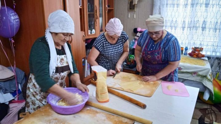 Яшел Үзәннең Мулла Иле авылы хатын-кызлары МХОда булган якташларына токмач баса