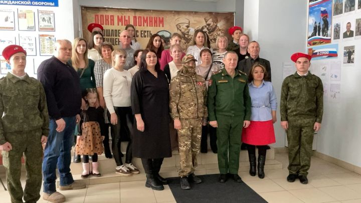 Яшел Үзәннең Әйшә мәдәният йортында МХО геройларына багышланган хәтер һәм батырлык дивары ачылды