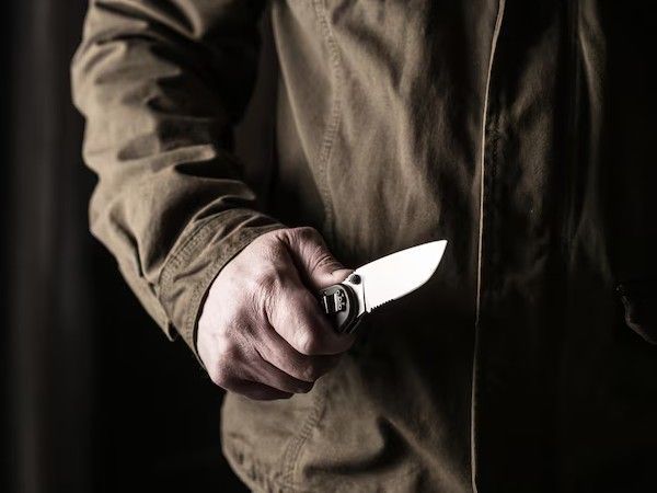 Яшел Үзәннең Чапаев урамында яшәүче ир-ат, көнләшеп, өйдәшенең күкрәгенә пычак кадаган