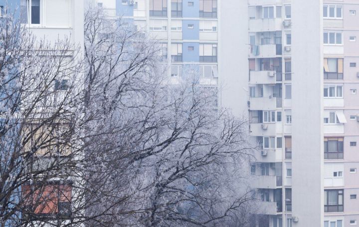 6 яшьлек бала өстенә кар төшкән