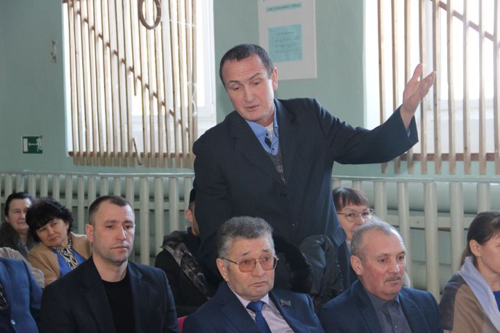 Авыл проблемасы: ташландык сулыклар, сукбай этләр, караңгы урамнар: Акъегет җирлегендә хисап сессия узды