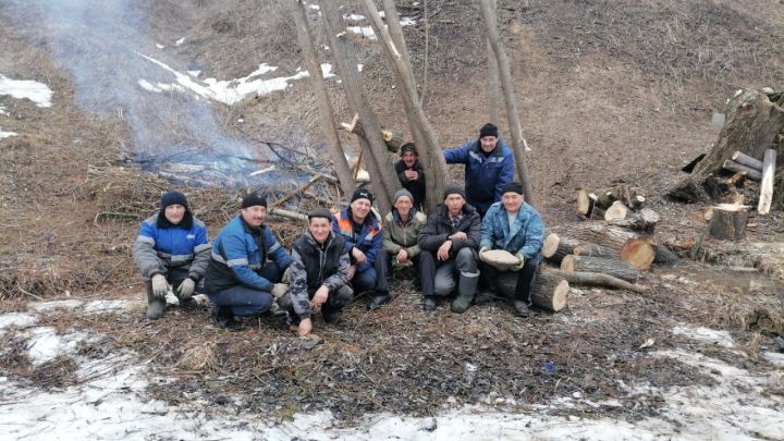 Яшел Үзән районы Бәчек авылы егетләре «Әниләр» чишмәсе янын җыештырган