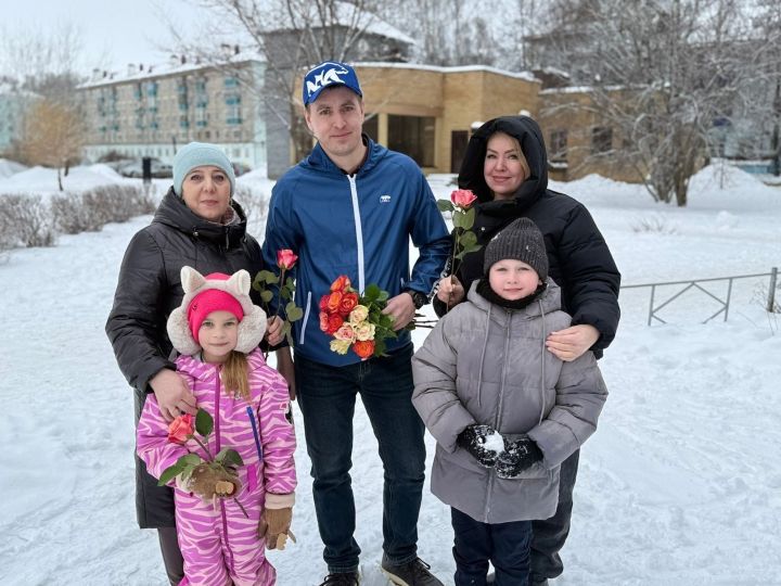Яшел Үзән урамнарында гүзәл затларга чәчкәләр бүләк иттеләр