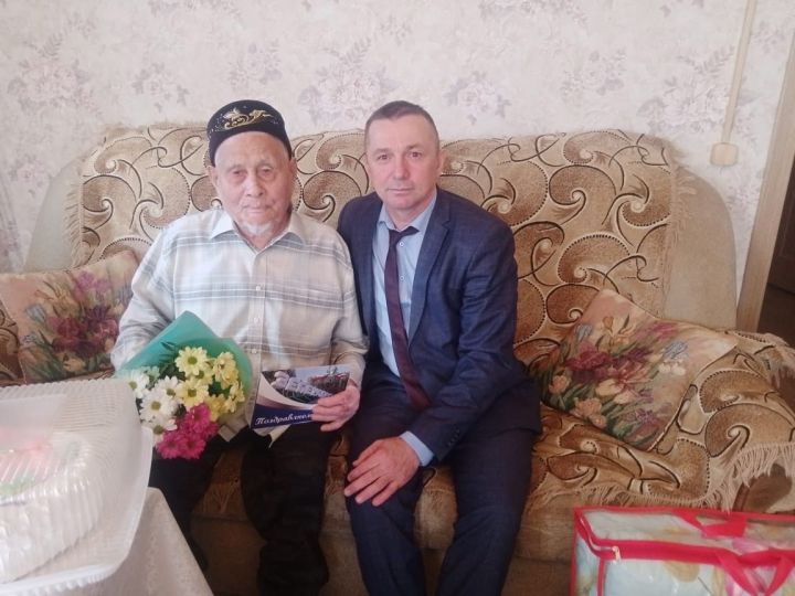 Яшел Үзән районы Татар Танае авылында яшәүче Зәки Ахунҗан улы Закиров 90 яшьлек юбилеен билгеләп үтә