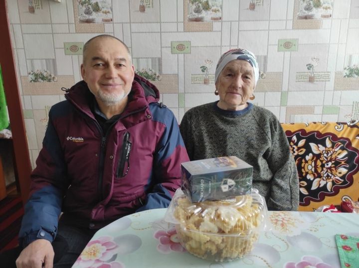 Яшел Үзән районы Бишнә авылында МХО катнашучыларның әниләрен, дәү әниләрен 8 март бәйрәме белән котладылар