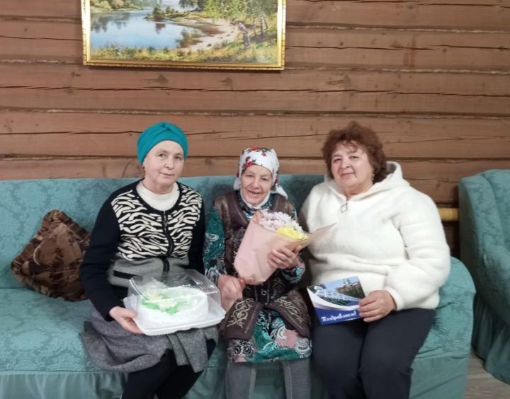 Яшел Үзән районы Олы Яке авыл җирлегендә яшәүче Әлфия Зәйнулла кызы Вәлиева 90 яшьлек юбилеен билгеләп үтә