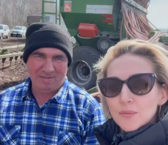Узган елгы кыр батыры Рөстәм Җәләловны без бүген эш урынында - кырда очраттык