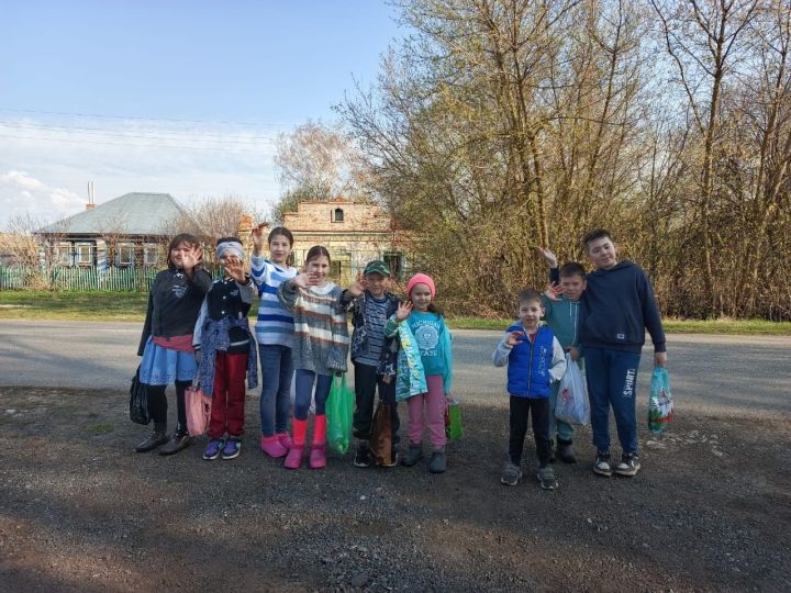 Яшел Үзән районы Рус Әҗәле авылында балалар иртүк тәмле күчтәнәчләр җыйды