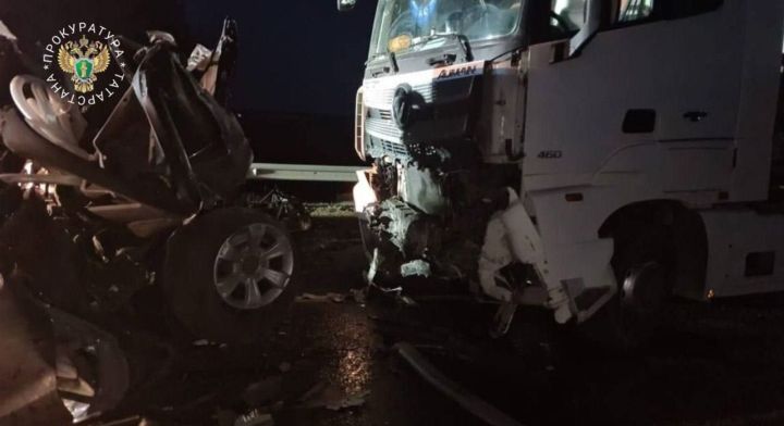 Фаҗига: цемент ташучы машина «Лада» машинасын изгән