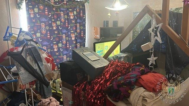 Анасы биш яшьлек улын кайчы белән суйган