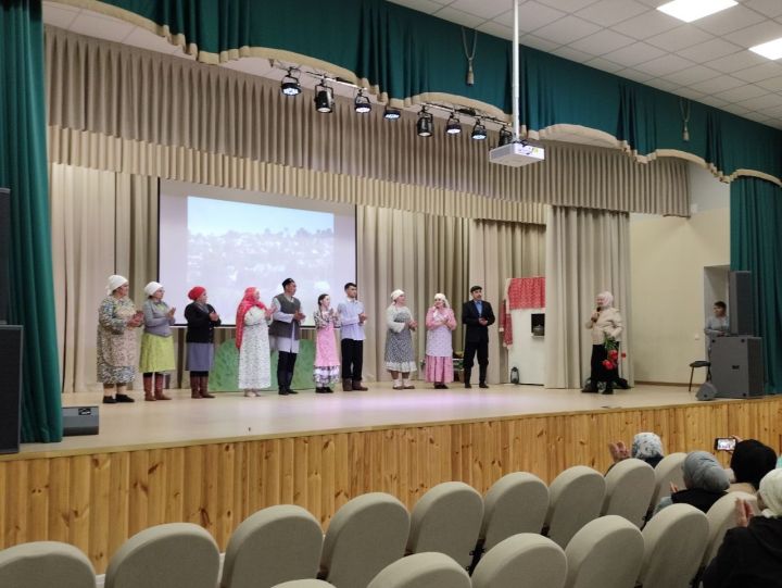 Олы Ачасыр мәдәният йортында Зәки Зәйнуллинның «41нең арбалы хатыннары» дигән спектакль куелды