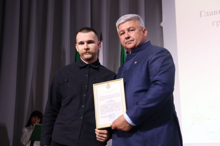 Геройлар безнең арада яши: Михаил Афанасьев 11 яшьлек малайны коткарган яшел үзәнлеләргә Рәхмәт хатлары тапшырды