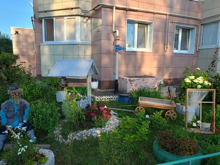 «Өй алдыбыз гөлбакча» бәйгесенең чираттагы катнашучысы  Яшел Үзән шәһәре Сәйдәшев урамы 15 йортта яшәүче Рамил һәм Эльмира Җәләлиевлар
