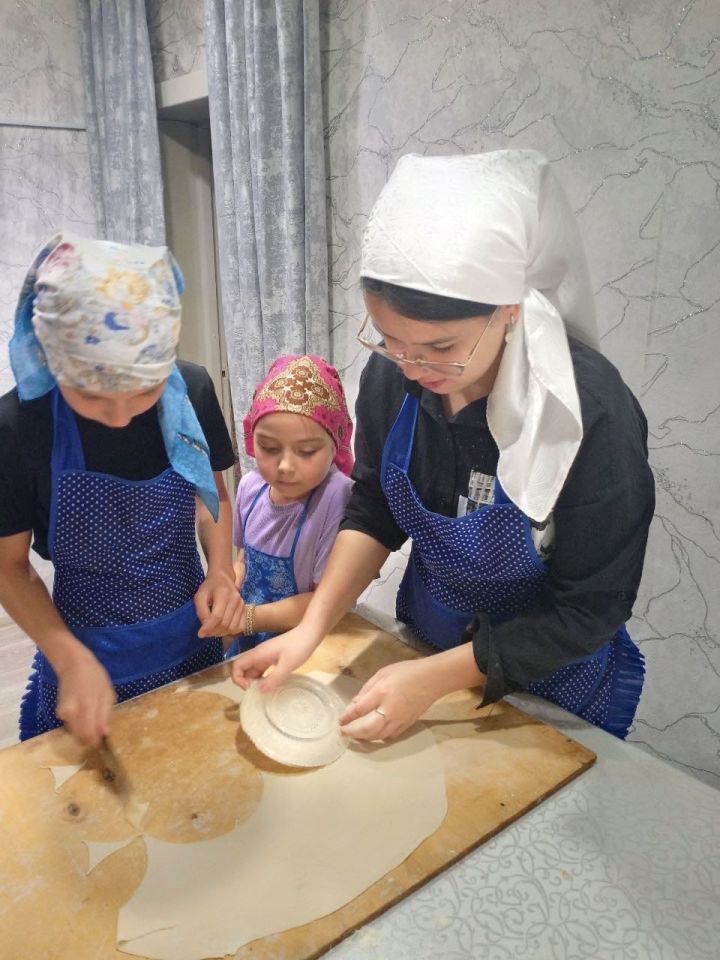 Татарстан Республикасы көне уңаеннан Акъегет авылында балалар белән кыстыбый пешергәннәр