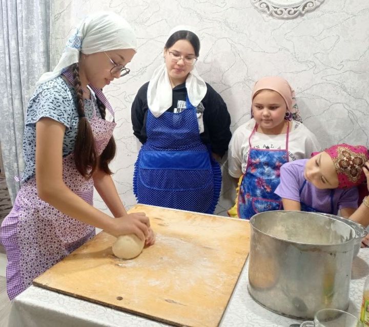 Татарстан Республикасы көне уңаеннан Акъегет авылында балалар белән кыстыбый пешергәннәр