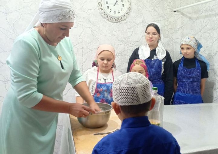 Татарстан Республикасы көне уңаеннан Акъегет авылында балалар белән кыстыбый пешергәннәр