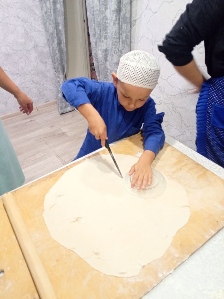 Татарстан Республикасы көне уңаеннан Акъегет авылында балалар белән кыстыбый пешергәннәр